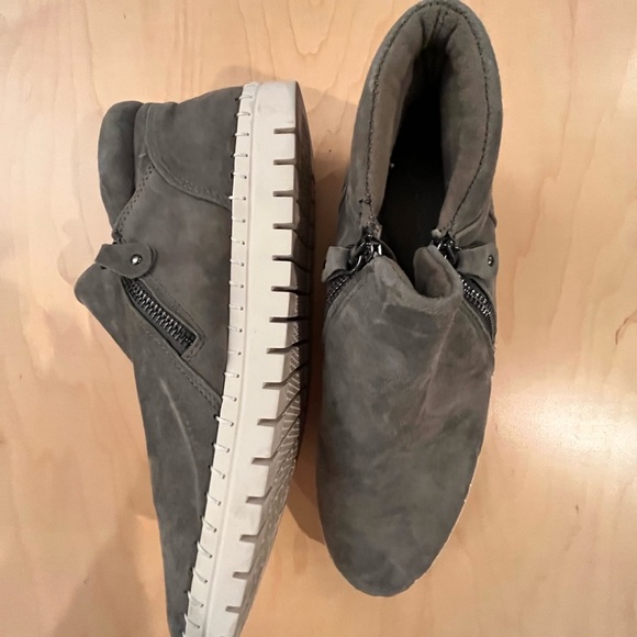 Men's Gray Suede Ankle Boots - Picture 3 of 6